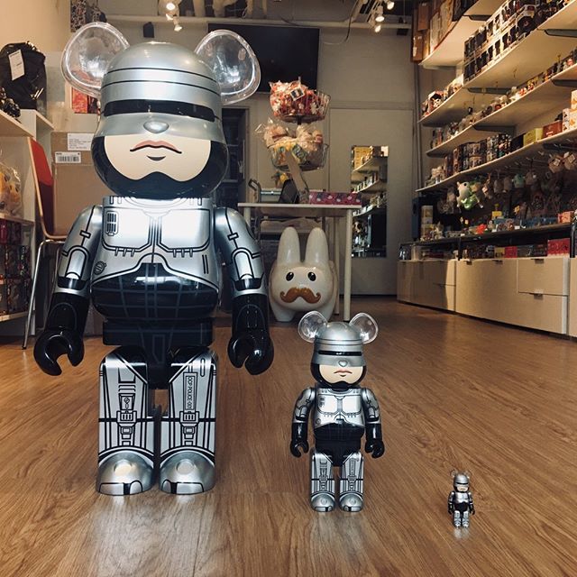 Bearbrick 400% và 1000% khác gì?